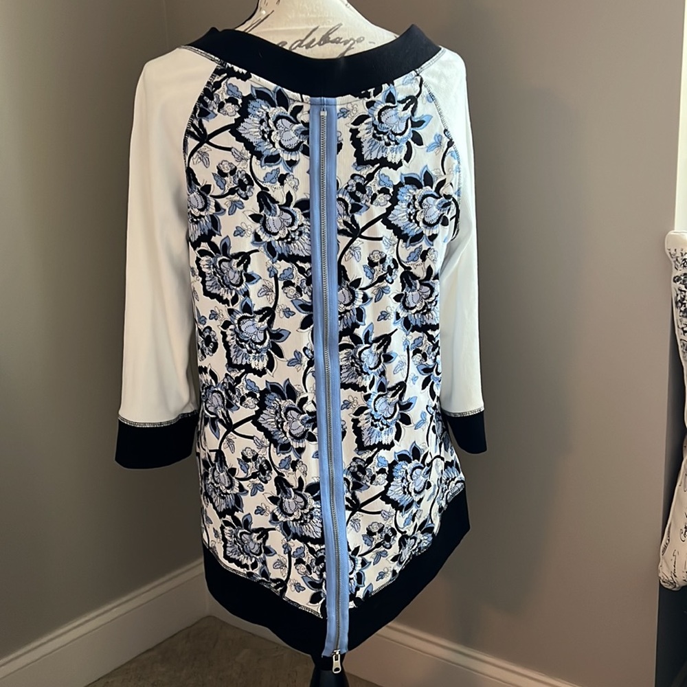 Chico’s Zenergy Floral Back Zipper Top - Picture 3 of 11